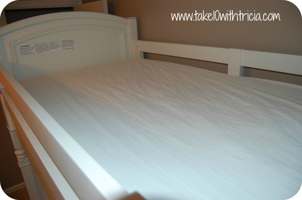 How-to-change-bunk-bed-sheets