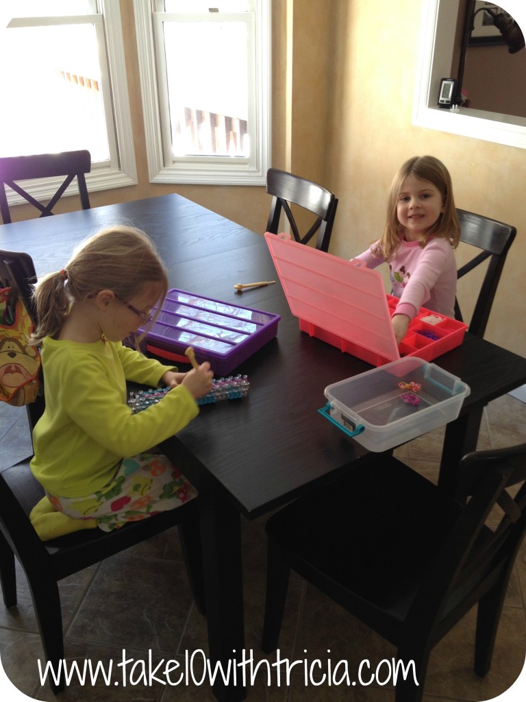 Girls-doing-rainbow-loom