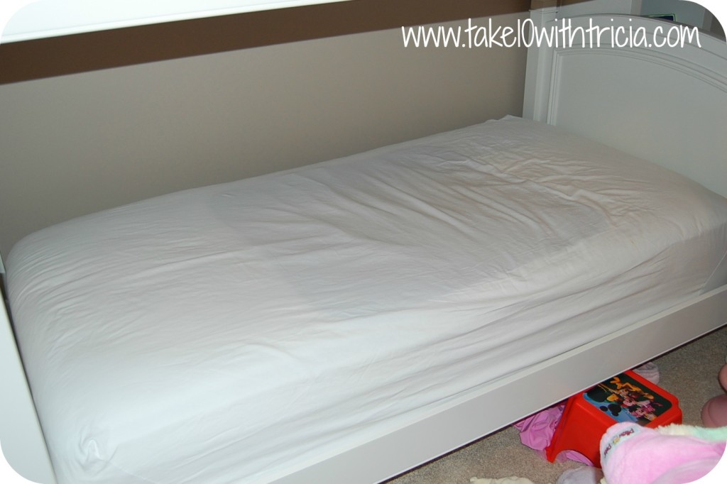 How-to-change-bunk-bed-sheets-4